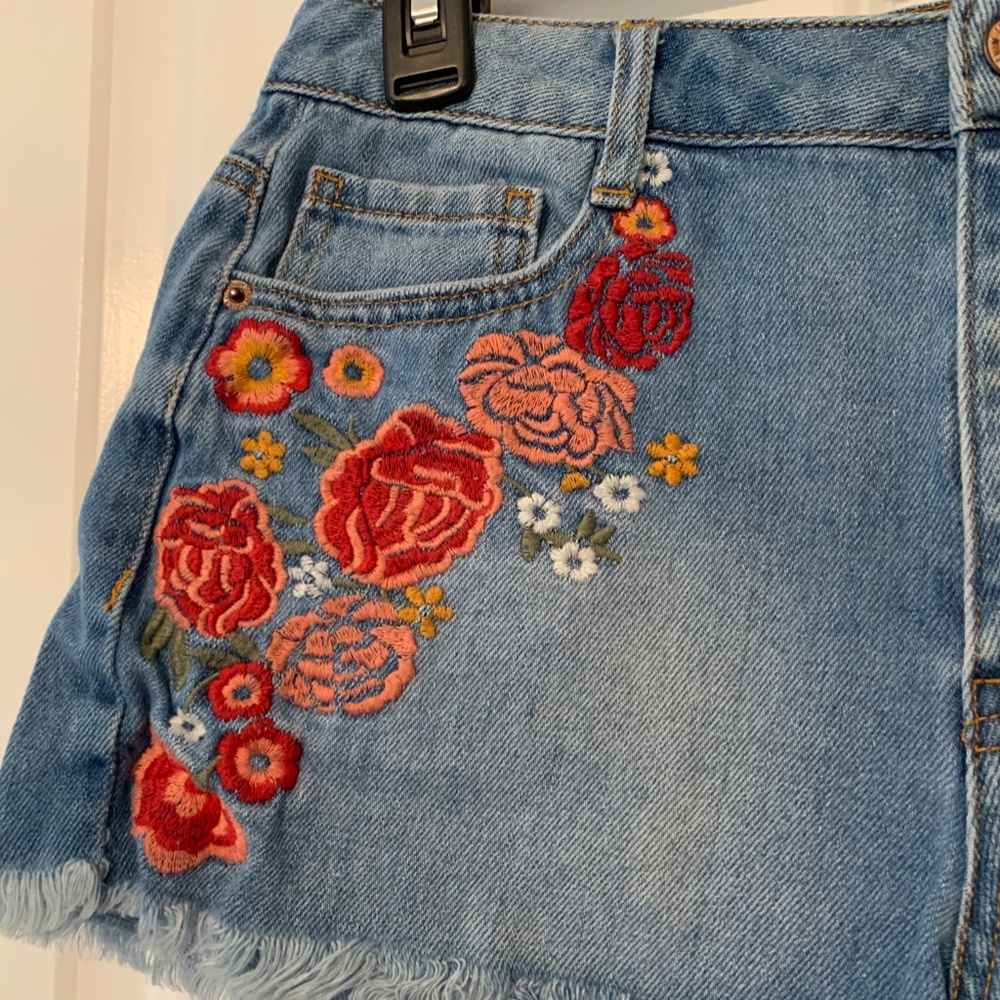 Forever 21 Embroidered Cut Offs - Picture 2 of 7